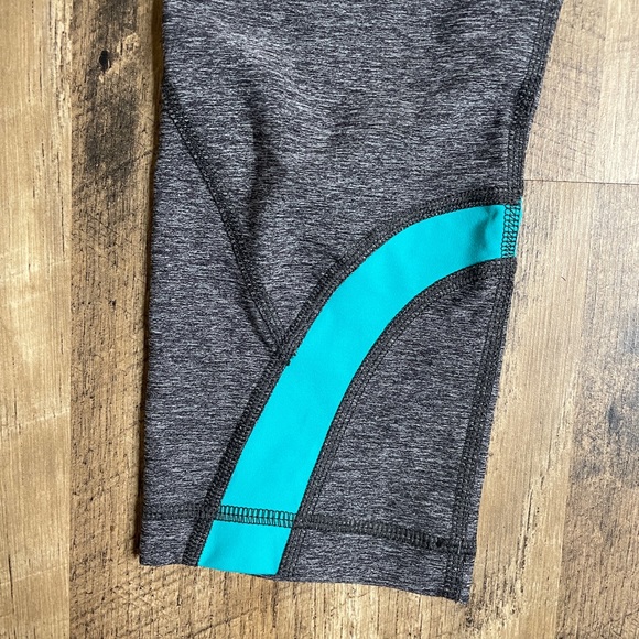 Lululemon Capri Leggings Grey and turquoise run - Picture 4 of 11